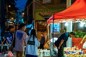 夏日黄岛路的晚上 体验老味道青岛夜生活