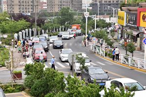 青岛交警放大招解拥堵 妇儿医院车流缩短近300米