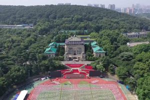 这场暴雨中的毕业典礼冲上热搜！万人合唱燃哭了