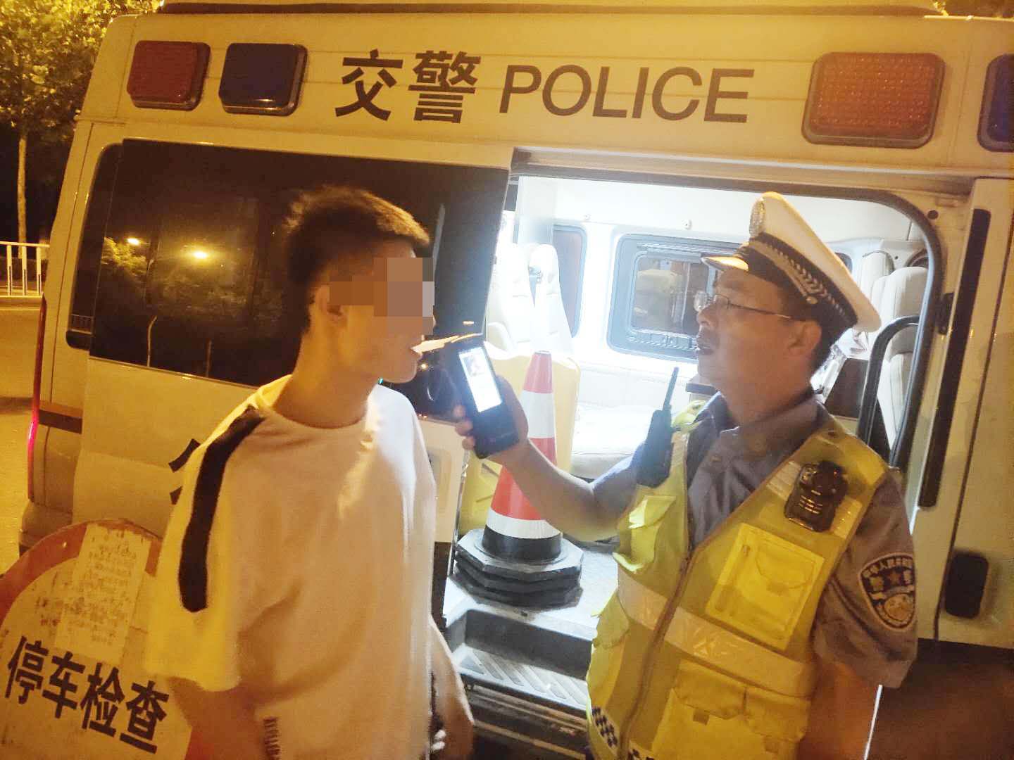 大学应届毕业生吃“散伙酒”后开车上路，被城阳警方抓现行