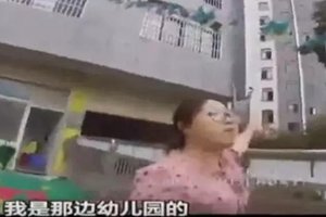 “送错幼儿园了！”孙女提醒后爷爷扭头就走：呵，你就是不想上学