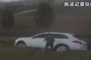 高速行车一打盹儿 冲入路边排水沟