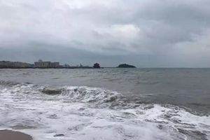 青岛昨降暴雨,浴场全关闭,有的路段直接开船!本周还有雨