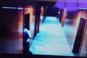 女子酒店房间内洗澡保安突然进门 酒店:查房走错房