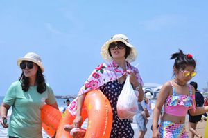 天蓝蓝海蓝蓝 夏日欢乐在石老人海水浴场