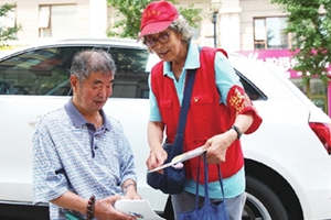 延安路街道明霞路社区居民廉士芳：50余载执着的追求 