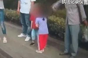 来我家做客吧！3岁女孩和小男孩骑着车向高速进发……