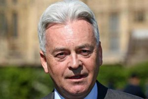 英国新任首相还未揭晓，外交国务大臣突然辞职