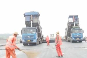 【战高温】烈日下的机场高速建设者