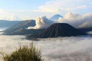 印尼西爪哇一火山喷发 我使馆提醒注意安全 