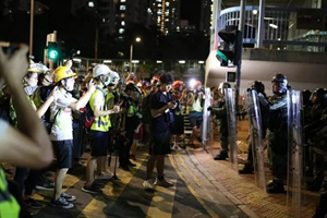 香港政府通报元朗清场情况，4名警务人员受伤 