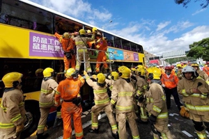 香港新界大榄隧道外两辆巴士相撞  77人受伤