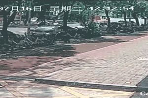 女子搭客运摩托摔下车身亡 司机不救助反而肇事逃逸