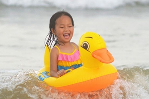 乐享清凉！实拍石老人海水浴场游客戏浪消暑