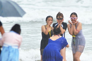 乐享清凉！实拍石老人海水浴场游客戏浪消暑