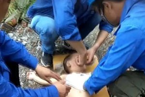 电杆上抢修的大叔一低头，发现水沟里漂着个娃……