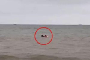 野沙滩赶海太吓人!腿抽筋＋渔网缠绕,男子险些命丧大海！