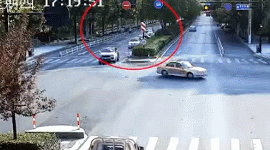 奥迪马自达街头追逐别车致无辜路人死亡！监控让人愤怒！