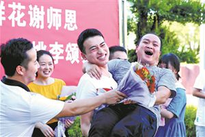 江西学子收到录取通知书 以鲜花谢师恩
