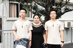 双胞胎考入重点大学 妈妈又喜又忧