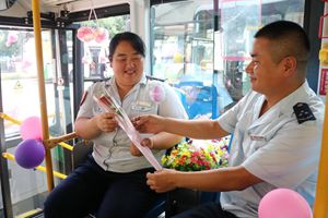 又甜又暖！青岛一公交线打造“炫酷告白”七夕主题车厢