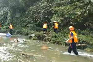 湖北躲避峡山洪致12人死亡 4名非法带客野导游被控制