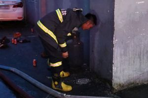 从3楼到6楼敲了72间房，救出16人后… 这一幕让人心疼！