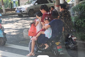 不文明随手拍！这位女侠，你的电动车真坐不下三个孩子！