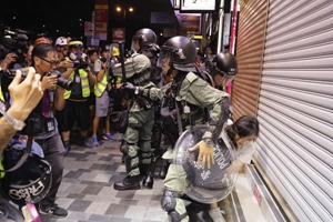 香港警方谴责九龙、新界等地区暴力行为 拘捕16人 