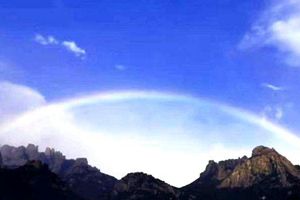 不霁何虹 看狂风暴雨后崂山仰口蓝天与彩虹同现