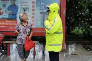 大雨滂沱路遇老人 胶州交警将其平安护送回家