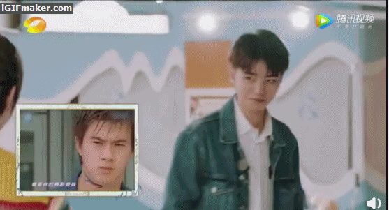 一起模仿决战紫禁之巅的斗舞打架片段,是在同一片网络上冲浪的男孩