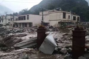 暴雨致汶川多处泥石流 成都到阿坝多条道路交通管制