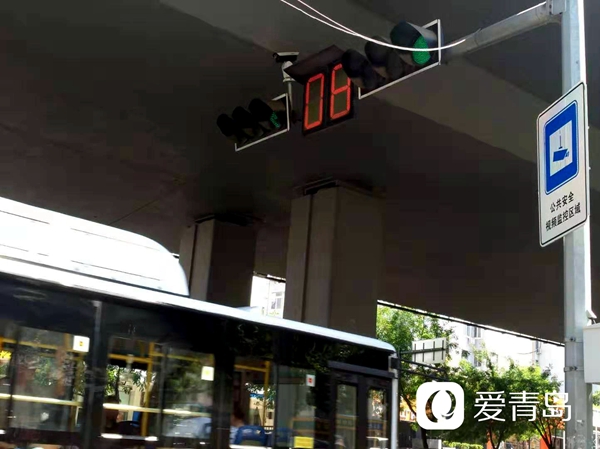 宁夏路一信号灯故障一周？交警：立即修复，计时报错这样走