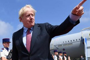 英国首相看不下去了：“我得劝劝特朗普”