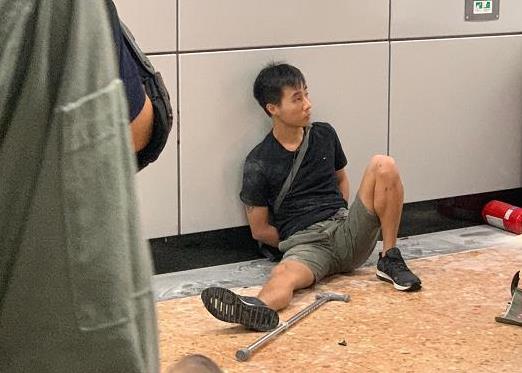 持续关注丨香港警方缴获攻击性武器和大量假记者证