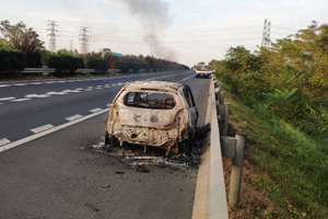 吓人！开着开着就着火了，小轿车沈海高速上自燃烧成空壳