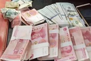 10万元现金遗落在出租车上，司机选择了这么干…