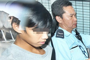 涉嫌焚烧国旗的香港男子出庭受审，不准保释！