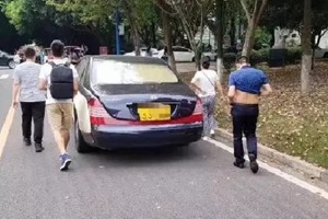 高校一新生迈巴赫接送，带6个佣人上学？校方回应……