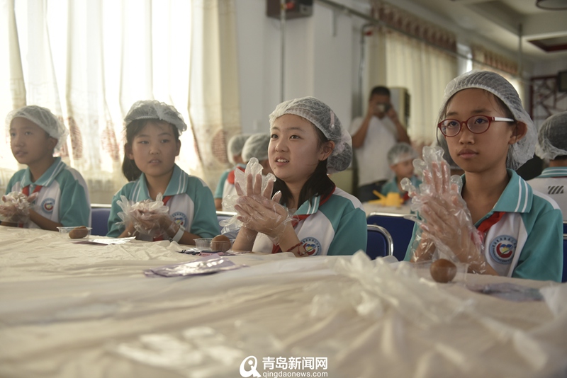 教师节邂逅中秋 小学生自制月饼送老师暖心又暖胃