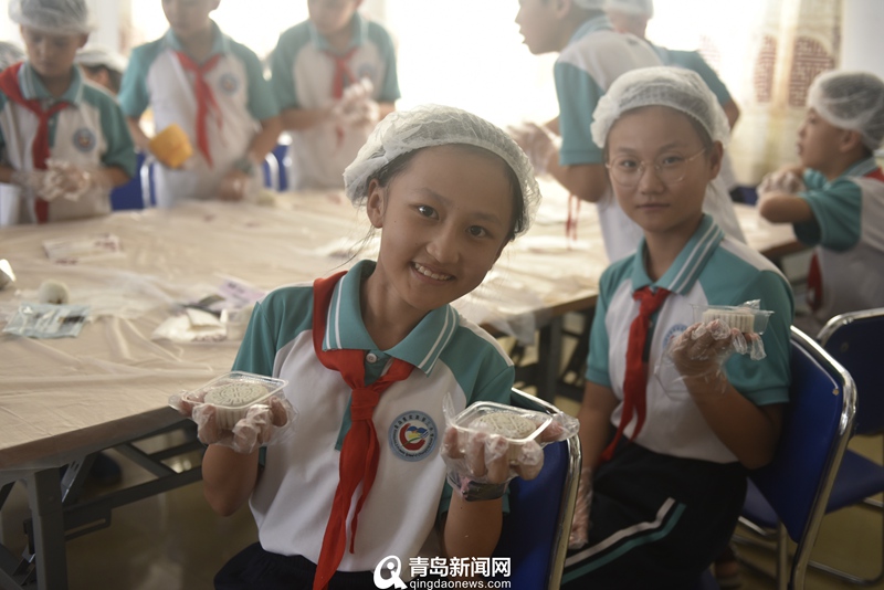 教师节邂逅中秋 小学生自制月饼送老师暖心又暖胃