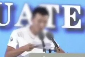 武大一新生开学典礼突然冲上台抢发言！校方回应