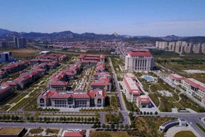 航拍山东大学青岛校区校园 红瓦绿树美如童话世界