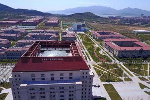 航拍山东大学青岛校区校园 红瓦绿树美如童话世界