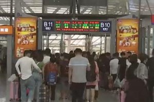 小长假最后一天 各交通口岸迎返程高峰