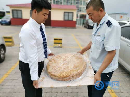 半米宽30多斤重！今年全市最大月饼送给了坚守岗位司机