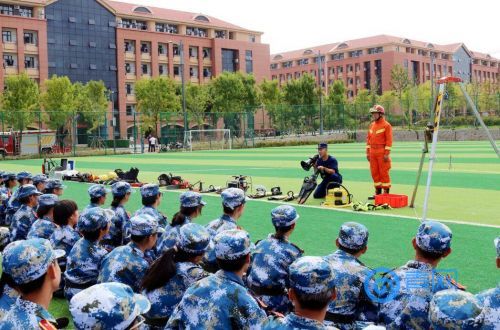 不用羡慕别人的军训：青岛大学新生军训用水枪登云梯！