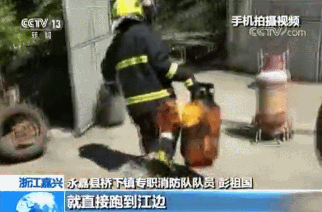 煤气罐喷火，80米外就是加油站！他这一顿操作让人悬心…