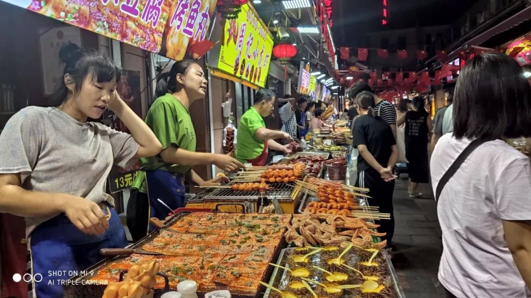 假期打卡走起！“网红街”打造夜青岛新名片